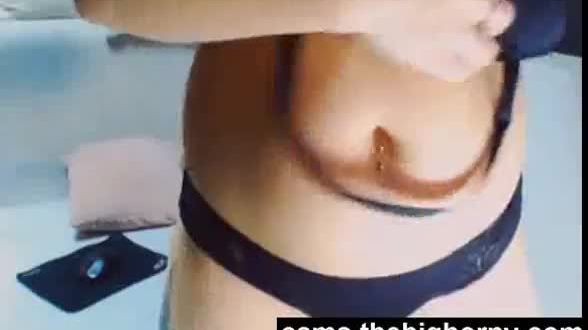 Cute cam babe sucks her dildo and fuck herself